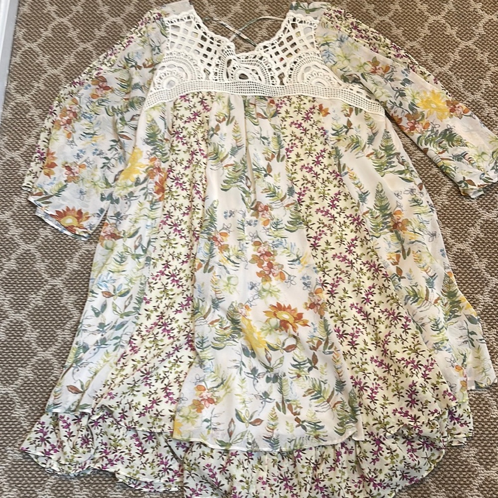 Gorgeous Free People mini dress - size small. Floral and flowing. So beautiful.